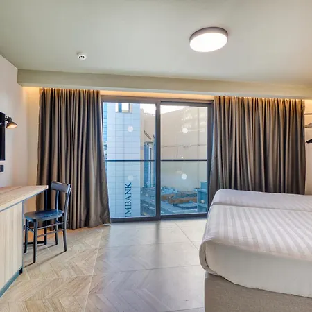 Hotel&rooftop Szálloda San Ġiljan